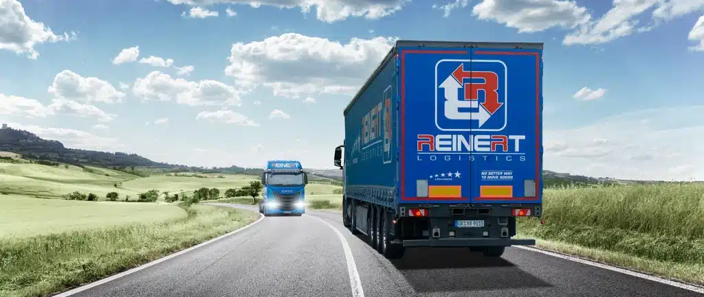 Ein LKW von Reinert Logistics auf einer Landstraße